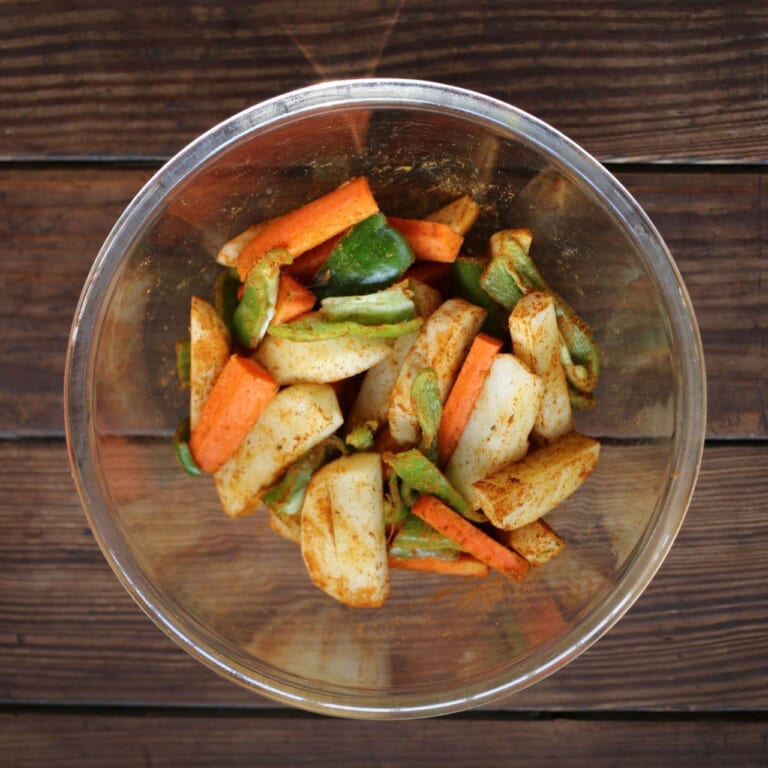 手順 1: 野菜をスパイスミックスCでまぶしておく。米を軽く洗い水に約30ほど浸水しておく。