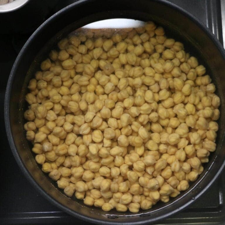 手順 1: ひよこ豆を一晩水につけておき、食べられる固さまで茹でておく。