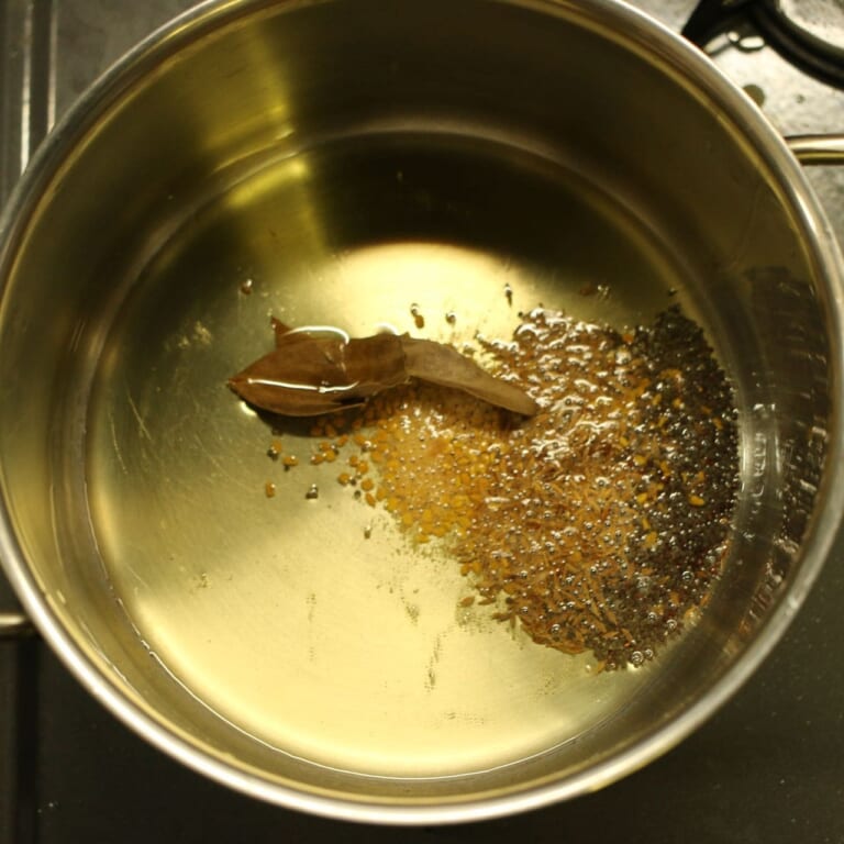 手順 3: 鍋に油を入れスパイスAとヒングを熱する。