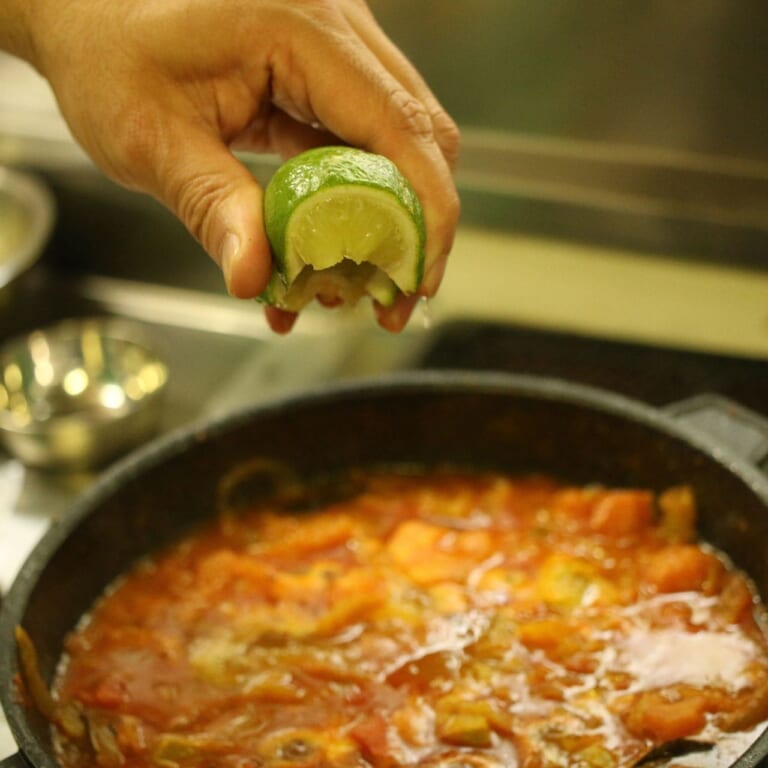 手順 6: 仕上げにカレーリーフ、残りのライムジュース（フレッシュライムでも可）を加える。