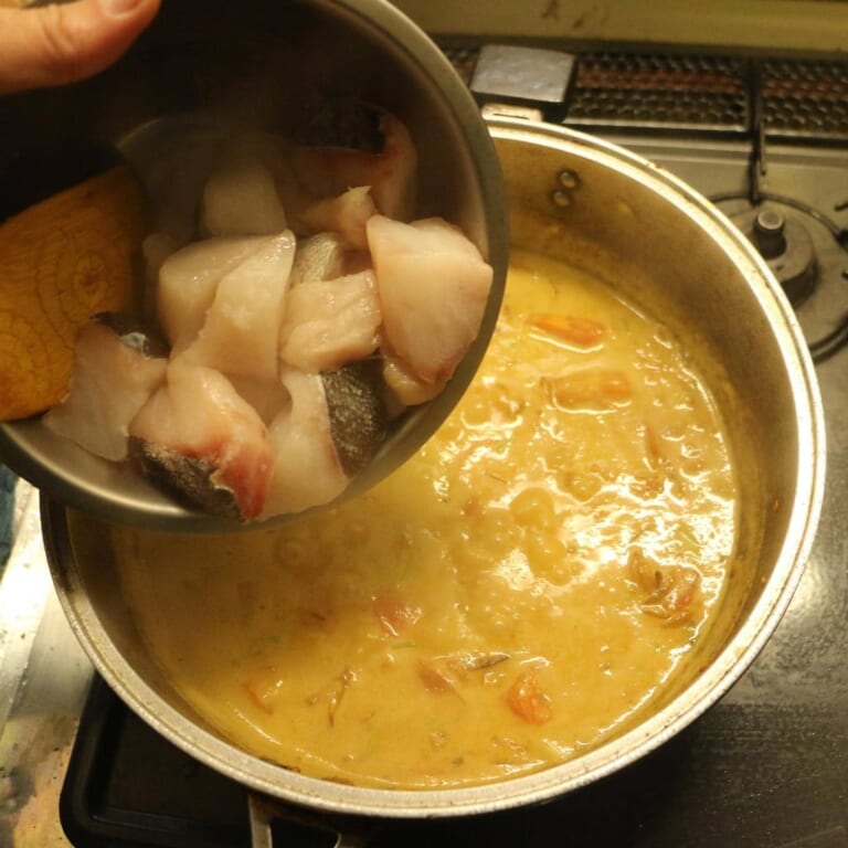 手順 7: タラとパクチーを加え、軽く煮込んでタラに火が通ったら出来上がり。