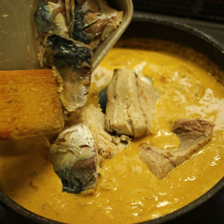 手順 7: ぐつぐつとしてきたら、生クリームを加え⒈で焼いておいたサバを戻し火が通ったらカスーリメティを加え完成。