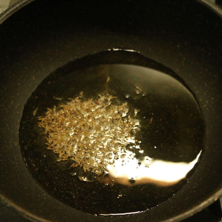 手順 1: 温めたフライパンに油を熱しスパイスAを加える。
