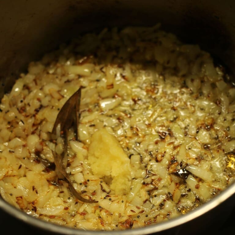 手順 4: 玉ねぎを炒め、薄い飴色になったらにんにく、生姜を加える。