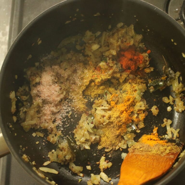 手順 4: スパイスBと塩を加え、粉っぽさがなくなるまで炒める。