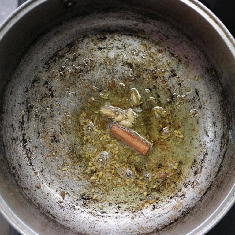 手順 3: カレーリーフ以外のスパイスAを加え炒める。