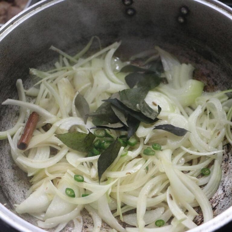 手順 4: 香りがたってきたら、玉ねぎ、カレーリーフ、青唐辛子を加え、全体が薄い飴色になるまで炒める。