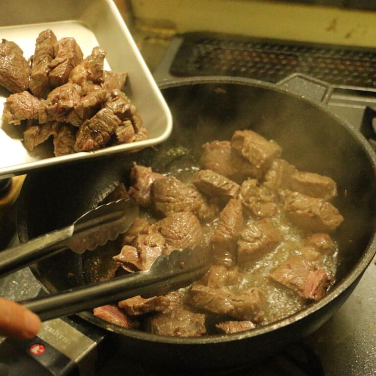 手順 2: 香りが立ってきたら牛肉を加え、表面を炒める。牛肉の表面に火が通ったら牛肉を取り出しておく。