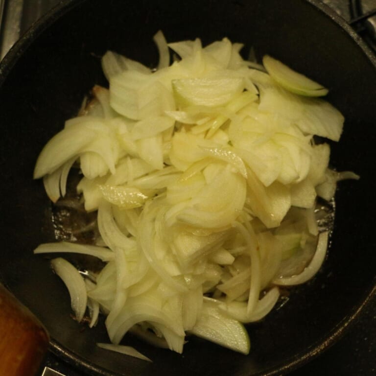 手順 3: 牛肉を取り出したフライパンに玉ねぎを加え炒める。