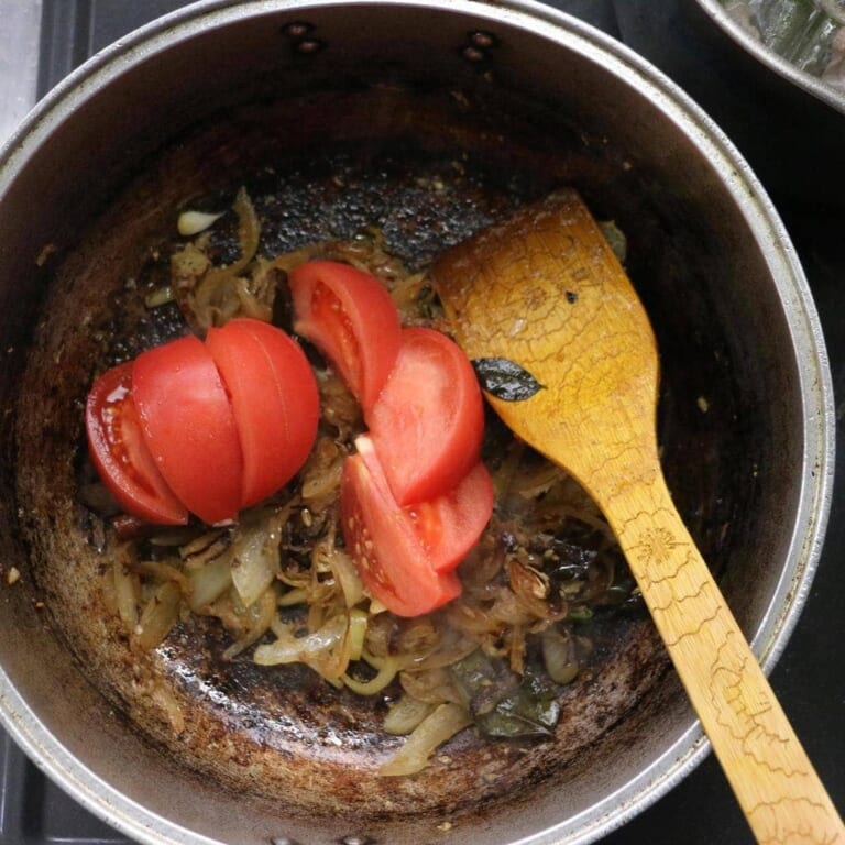 手順 5: にんにく、生姜を加え香りがたってきたらトマトを加え、水分が飛ぶまでしっかり炒める。