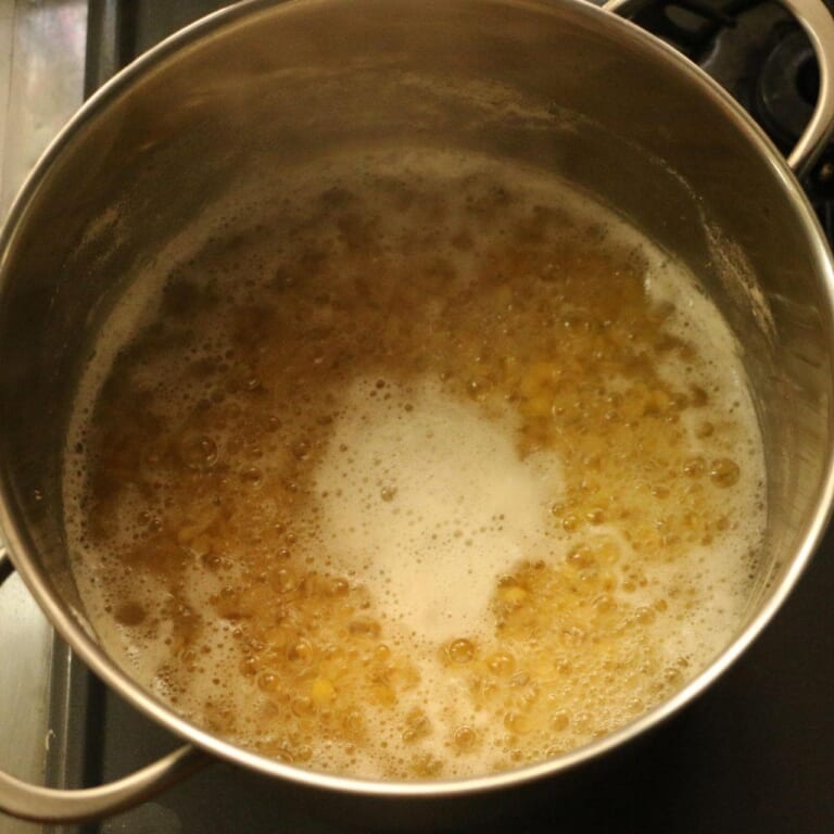 手順 1: ※タマリンドをぬるま湯につけておく。 軽く洗い水につけておいたトゥールダールをクタクタになるまで煮込む。必要であったら水