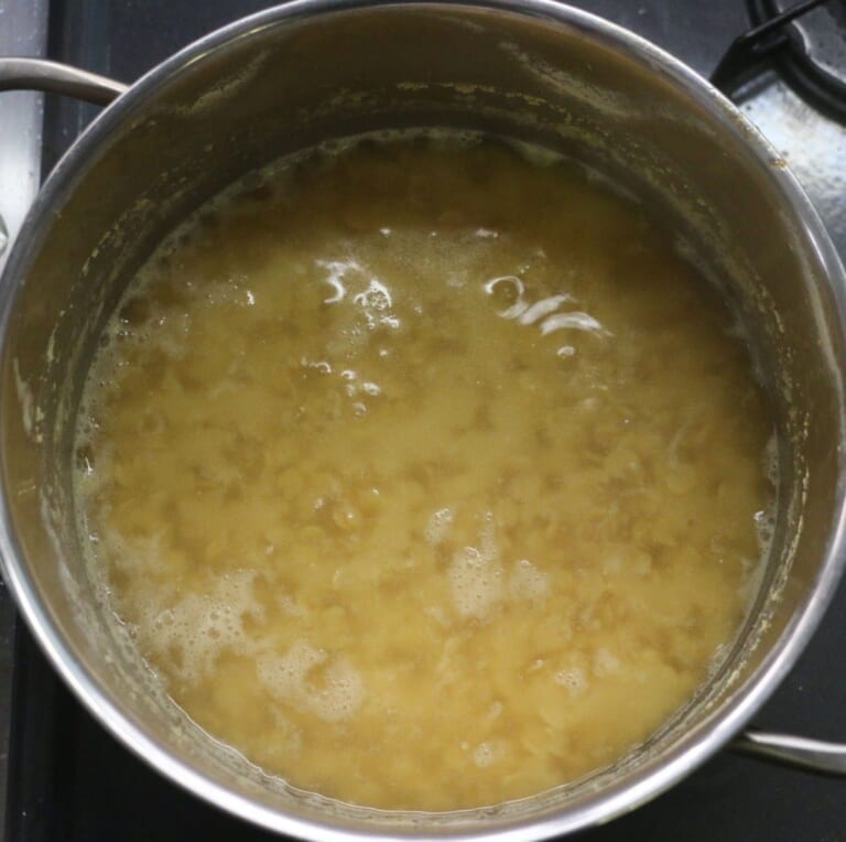 手順 2: 鍋に水と水につけておいたトゥールダールを加え、約30分〜1時間（豆が柔らかくなるまで）煮込んでいく。