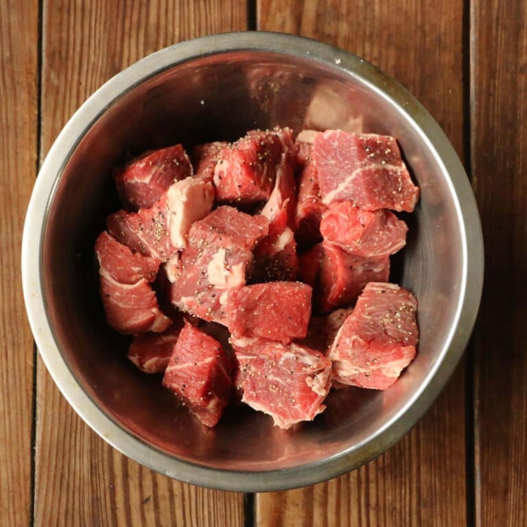 手順 1: 切っておいた牛肉に塩、胡椒をふっておく(分量外)
