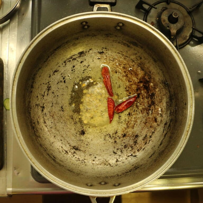 手順 3: ※タマリンドをお湯2カップに加え柔らかくなったらほぐしてペースト状にしておく。 温めたフライパンに油を加えスパイスBのマ