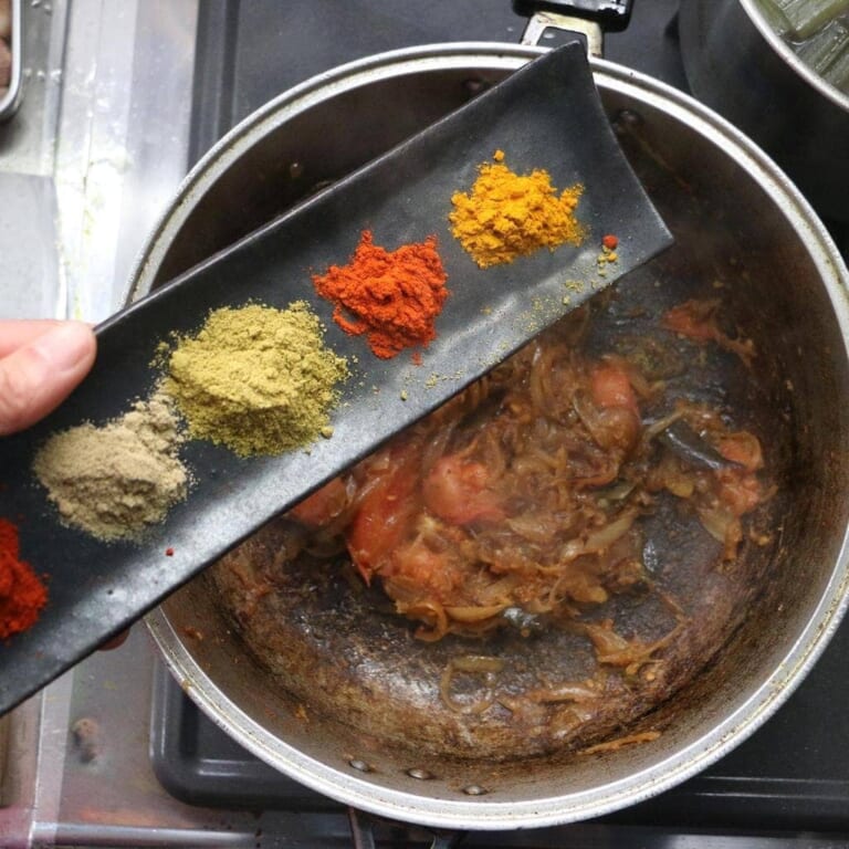 手順 6: さらにスパイスBと塩を加えます。
