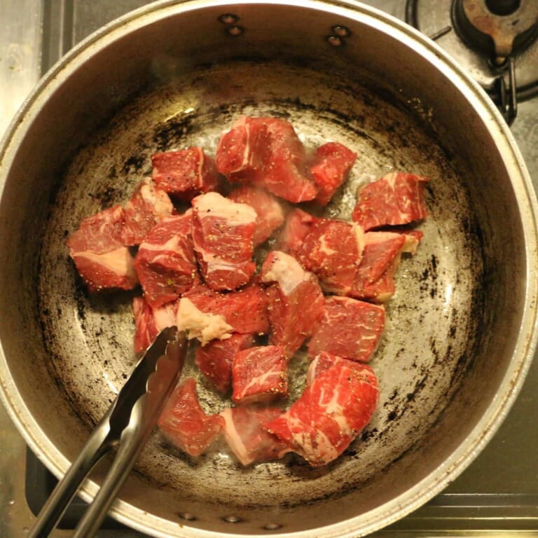 手順 2: 温めたフライパンに油をいれ牛肉の表面が色がつくまで焼き、別にしておく。