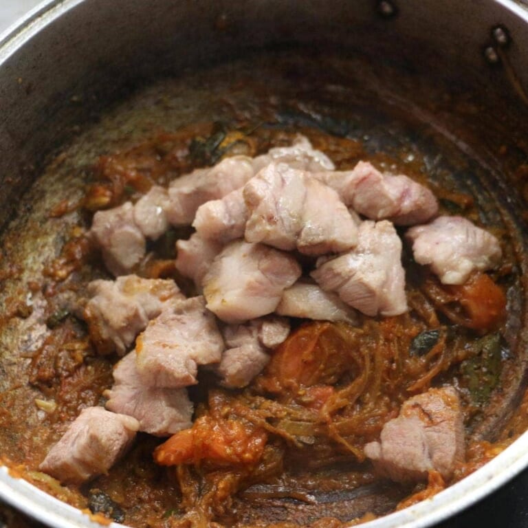 手順 7: 豚肉、ひよこ豆を加え炒め合わせ少しずつ水を加えていく。