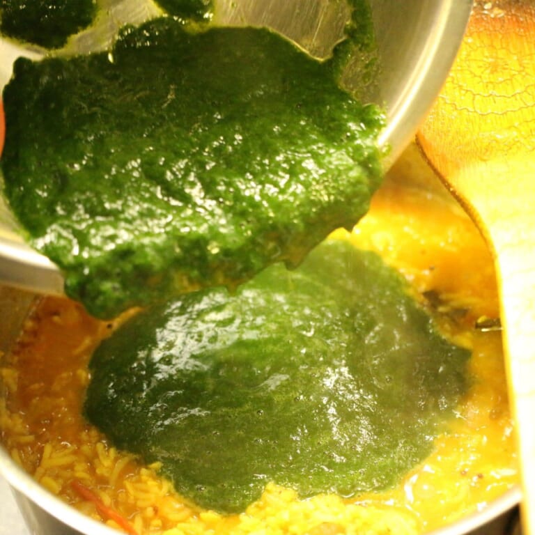 手順 9: 豆が好みのとろみになったら、ペーストにしておいたほうれん草を混ぜ合わせ、軽く煮込む。