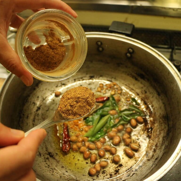 手順 5: そのあとローストスパイスミックスを大さじ1、タマリンド水を加える。