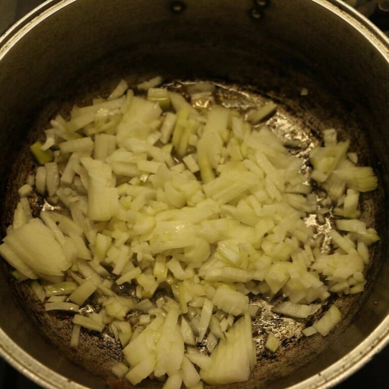 手順 3: 牛肉を取り出したフライパンに玉ねぎを加え炒める。