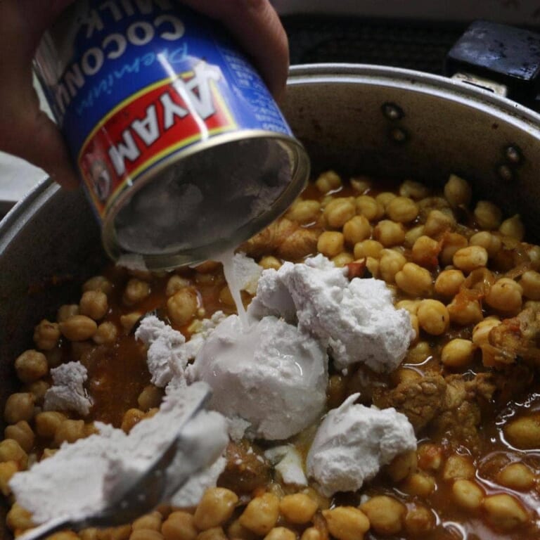 手順 8: 豚肉に火がしっかりと通ったらココナッツミルクを加える。