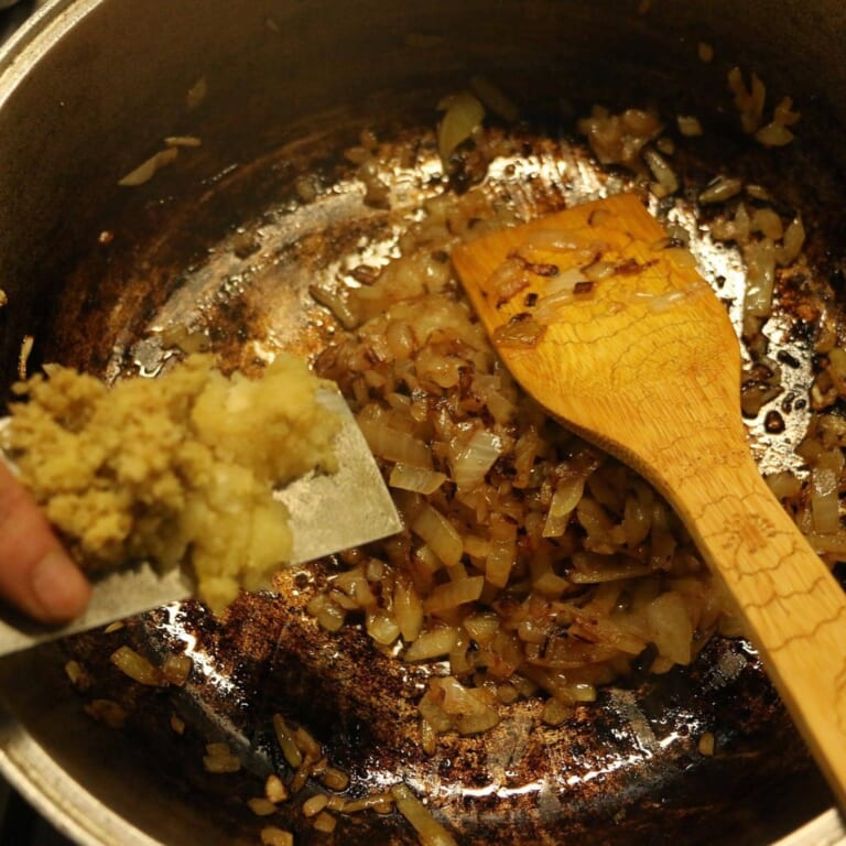 手順 4: 玉ねぎが飴色になったらにんにく、生姜を加える。