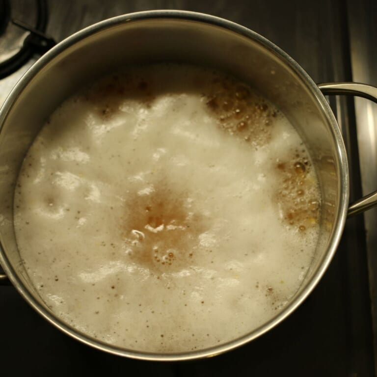 手順 2: 30分浸けておいたダール3を鍋に入れ、かぶる程度の水(分量外)でとろとろになるまで煮込む。