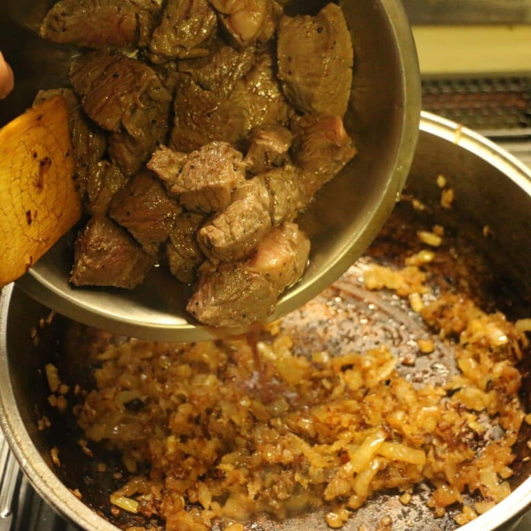 手順 5: 牛肉、トマト、スパイスA、塩を加え軽く炒める。