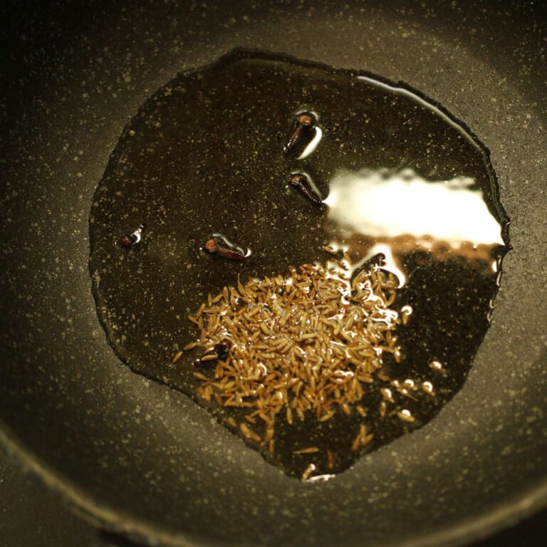 手順 1: 温めたフライパンに油をひき、スパイスAを加える。
