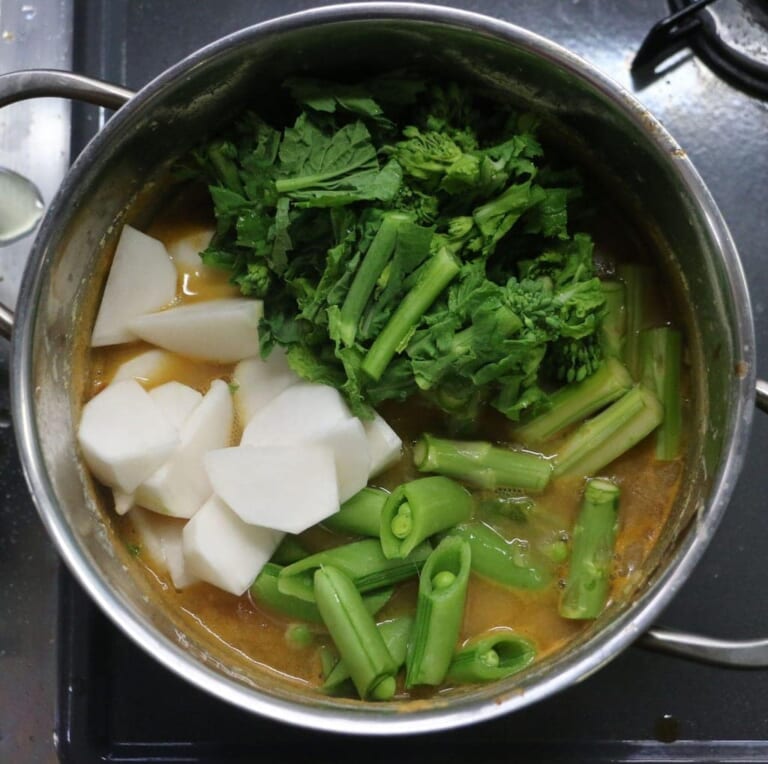 手順 4: 春野菜を加えて野菜に火が通るまで煮込む。