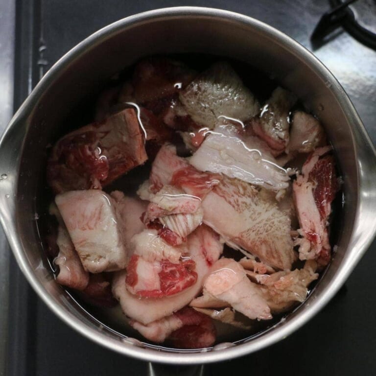 手順 1: 牛すじを食べやすい大きさに切る。