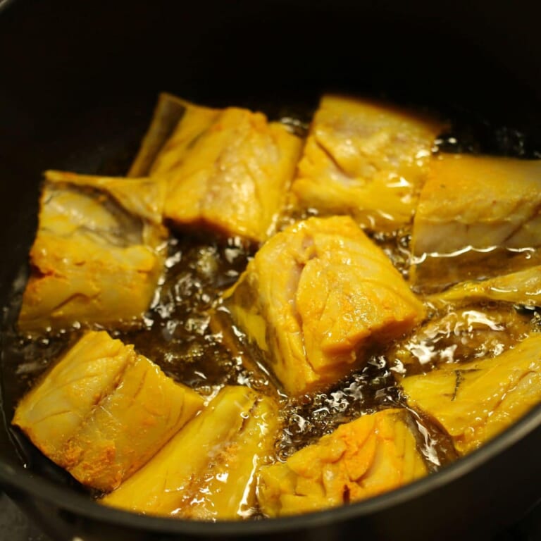 手順 2: フライパンにマスタード油を加え、マリネしておいた鯖を焼く。表面に火が入ったら取り出し別においておく。
