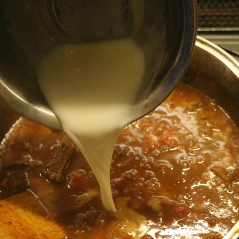 手順 7: 牛肉が柔らかくなったらミルクを加え軽く煮込む。