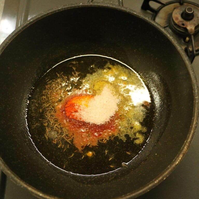 手順 1: 軽く温めた油に、全てのスパイス、塩を入れます。