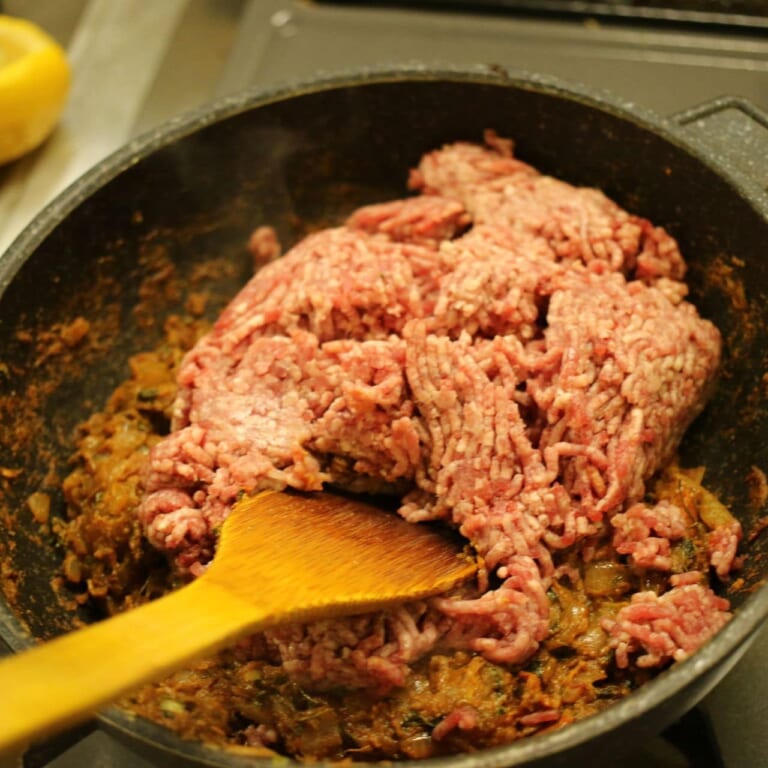 手順 5: 合いびき肉を加え肉に火が通るまで炒める。