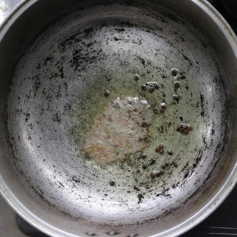 手順 3: 温めた深めのフライパンに油をいれスパイスAを加える。