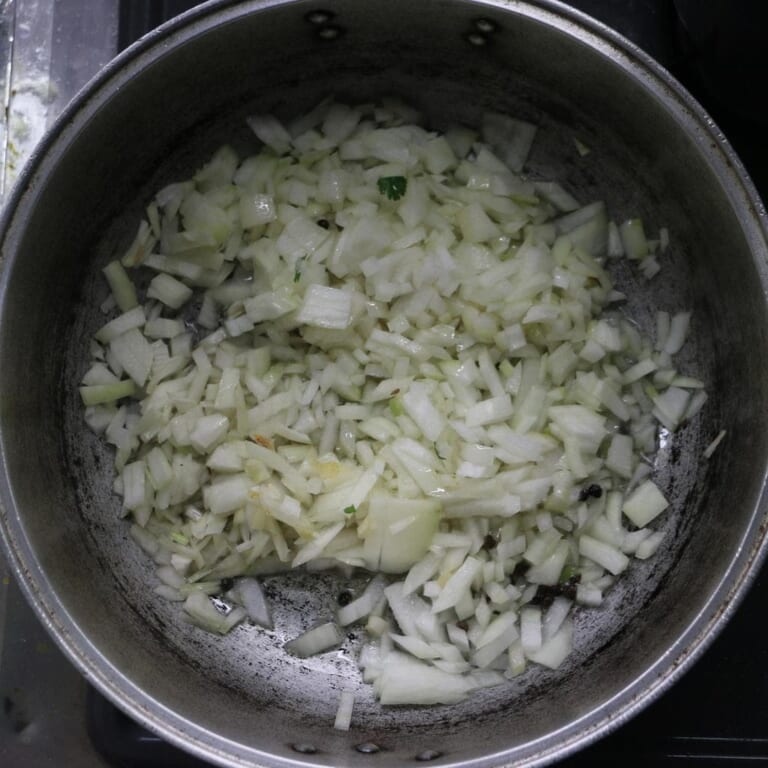手順 4: 香りがたってきたら、玉ねぎを炒め始める。全体が薄い飴色になるまで炒める。