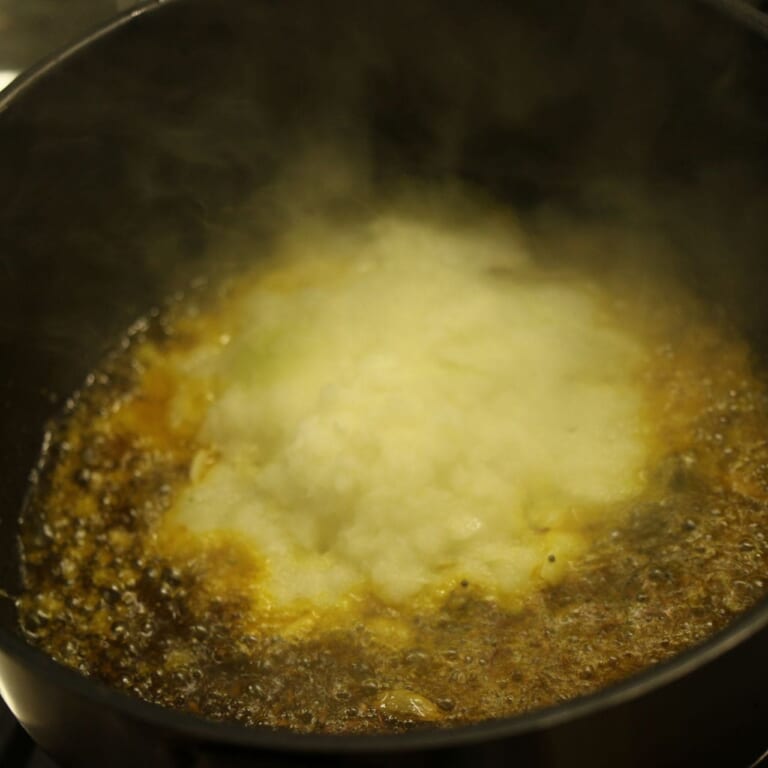 手順 4: 同じフライパンにスパイスAを加 え、香りが立ってきたらペーストにした玉ねぎとにんにく、生姜を加える。