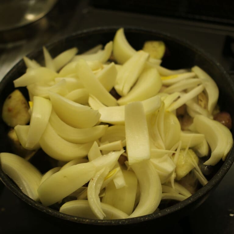 手順 3: 玉ねぎを加えざっくりと炒める。