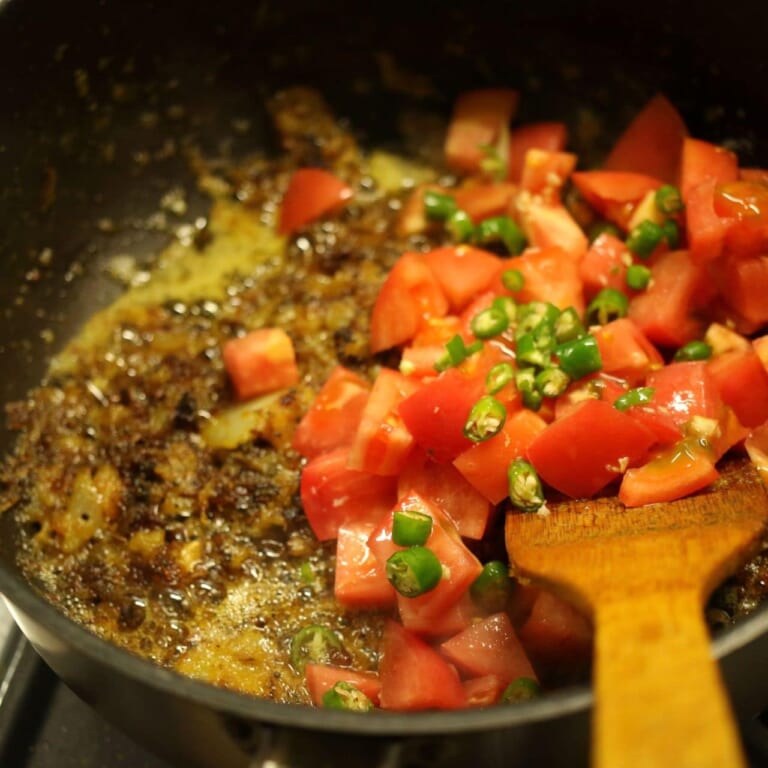 手順 5: 玉ねぎが飴色になったらトマト、青唐辛子、スパイスB、塩を加え炒める。