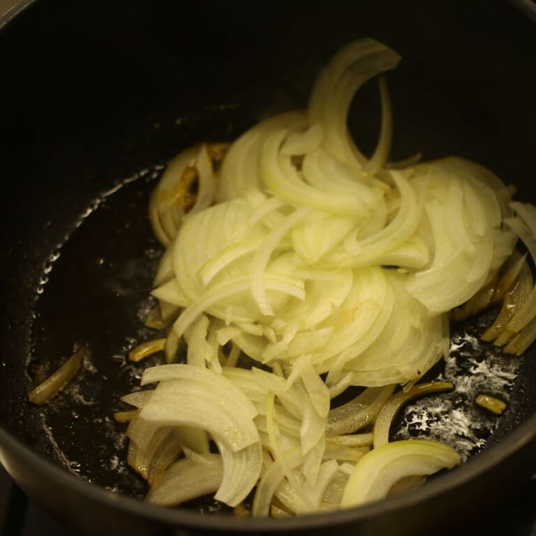 手順 3: 魚を取り出したところに玉ねぎを加える。