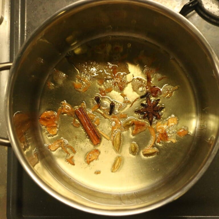 手順 2: 温めた鍋にギーを加え、溶けてきたらスパイスAを加える。（フェンネルは焦げやすいので、少し時間差で入れます）