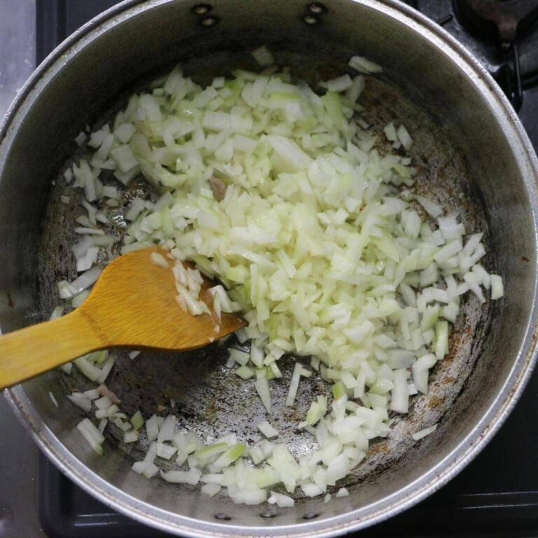 手順 2: 玉ねぎを加え飴色になるまで炒める。