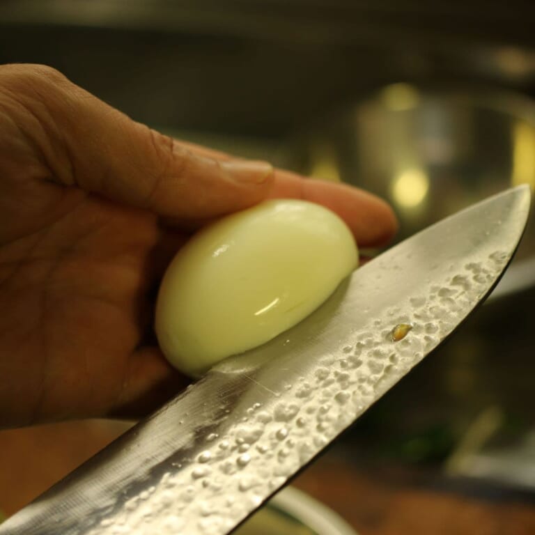 手順 2: 茹で卵を作り、ゆで卵に切れ込みを入れておく。