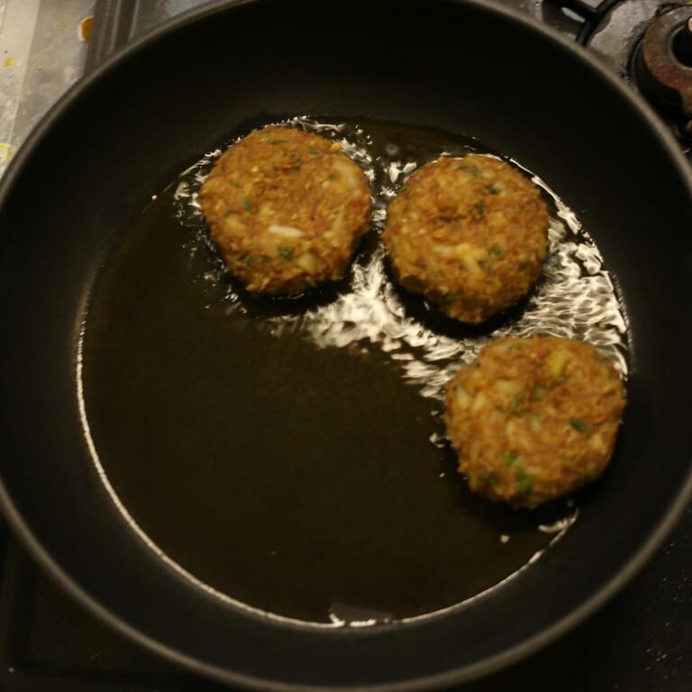 手順 2: 空気を抜くようにハンバーグ型に形成して温めたフライパンに油をしき中火で焼いていく。(蓋を締める)約3分