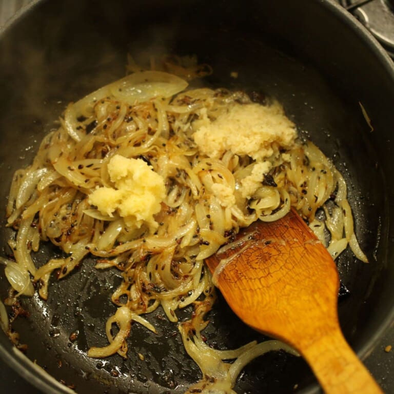手順 2: 玉ねぎを加え薄い飴色になってきたらにんにく、生姜を加え炒める。