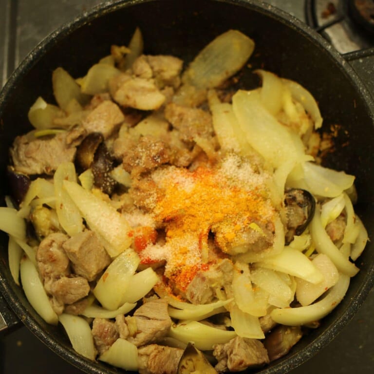手順 5: スパイスBと塩を加える。