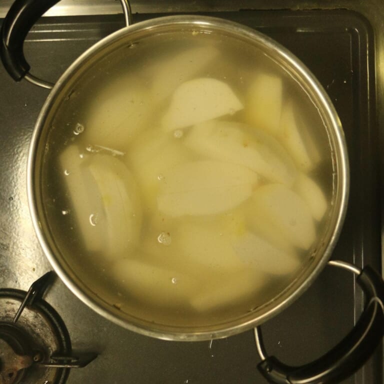 手順 1: サトイモは皮をむき、一口大に切って茹でます。竹串が入るようになったら上げておきます。