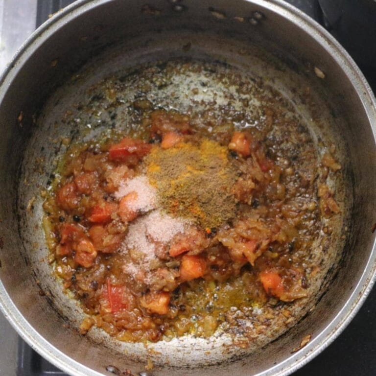手順 7: スパイスB(カレーボトル以外)と塩を加えます。