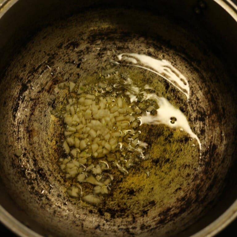 手順 1: ※レンズ豆を軽く洗い、水に30分ほどつけておく。 温めた鍋にオリーブオイルを入れにんにくを炒めます。